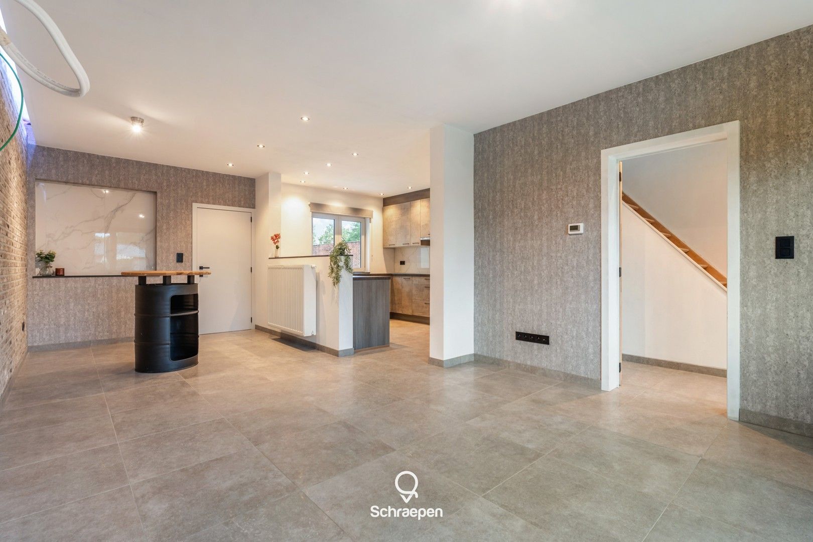 Karaktervolle woning met 2 slpks op een perceel van circa 8,5 are te Genk! foto 2