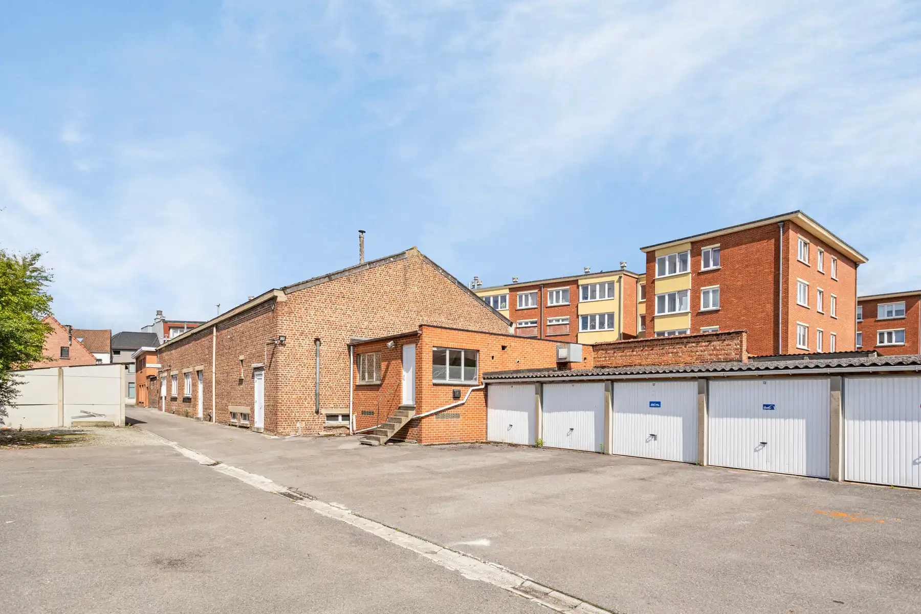 Uitzonderlijk gebouw met feestzaal, appartement en garages foto 4