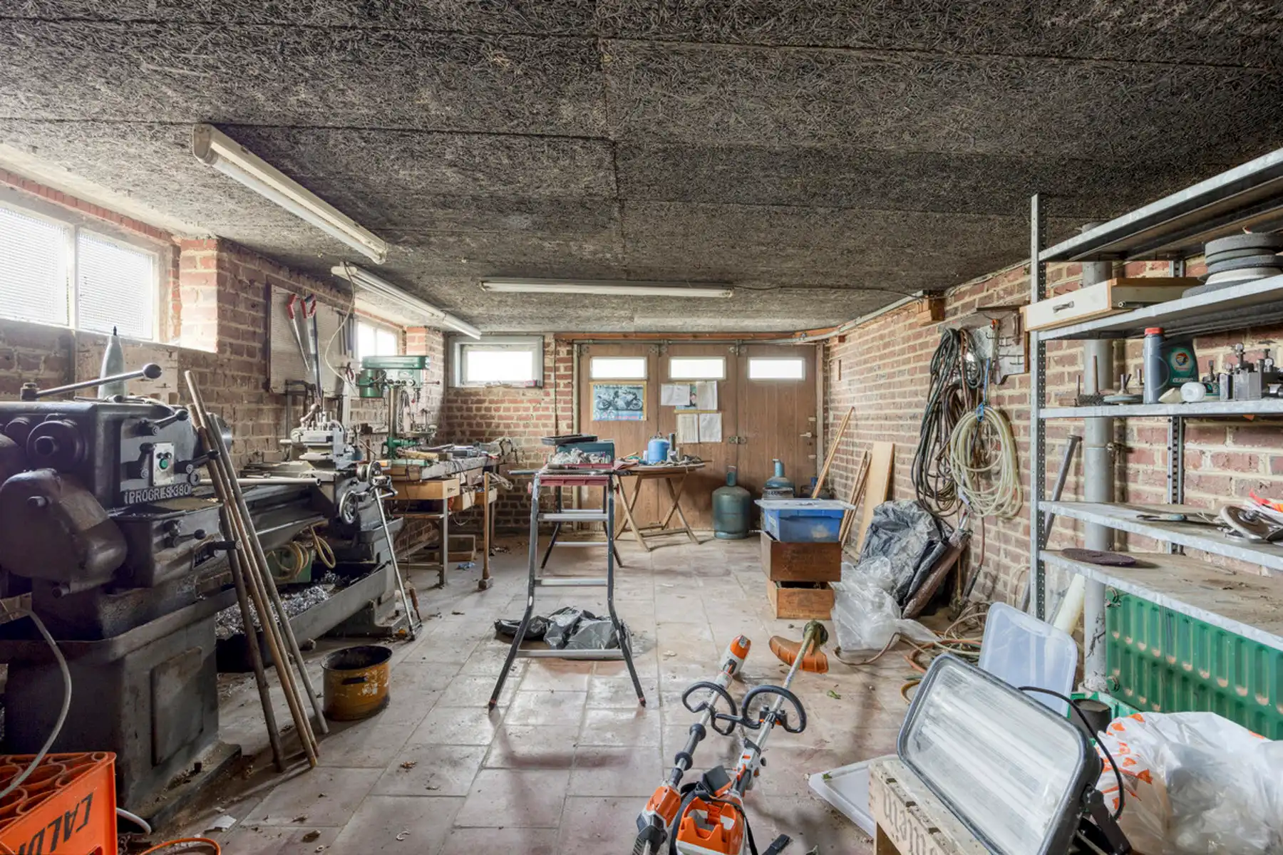 Halfopen bebouwing met ruime garage/werkplaats en tuin! foto 17