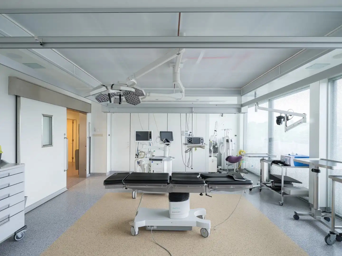 Unieke investeringsopportuniteit in hartje Sint-Martens-Latem – Instapklaar & professioneel uitgeruste privé kliniek foto 2