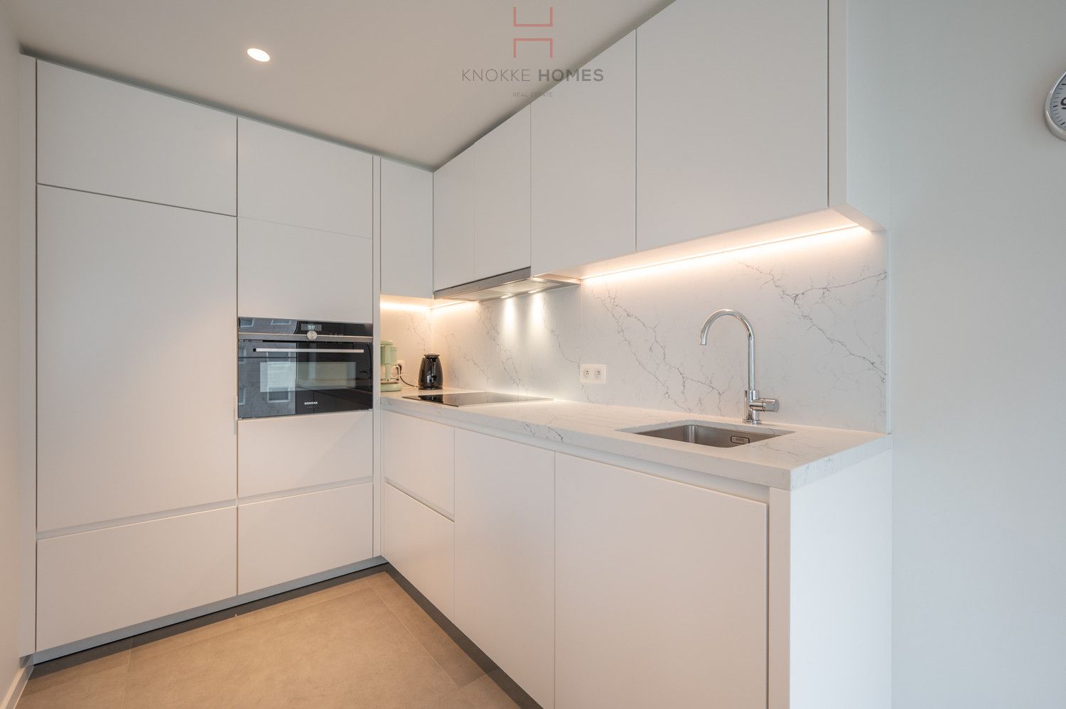 Volledig gerenoveerd vakantie-appartement met breed zijdelings zeezicht foto 3