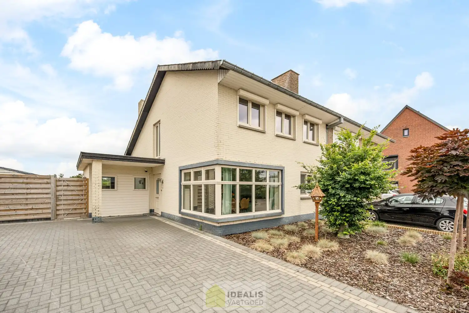 CHARMANTE EN GOED ONDERHOUDEN WONING MET 2 SLAAPKAMERS, 2 BADKAMERS, KNAP UITGERUSTE KEUKEN EN LICHTRIJKE WOONKAMER OP EEN HEERLIJK PERCEEL MET GROEN VERGEZICHT! foto 4