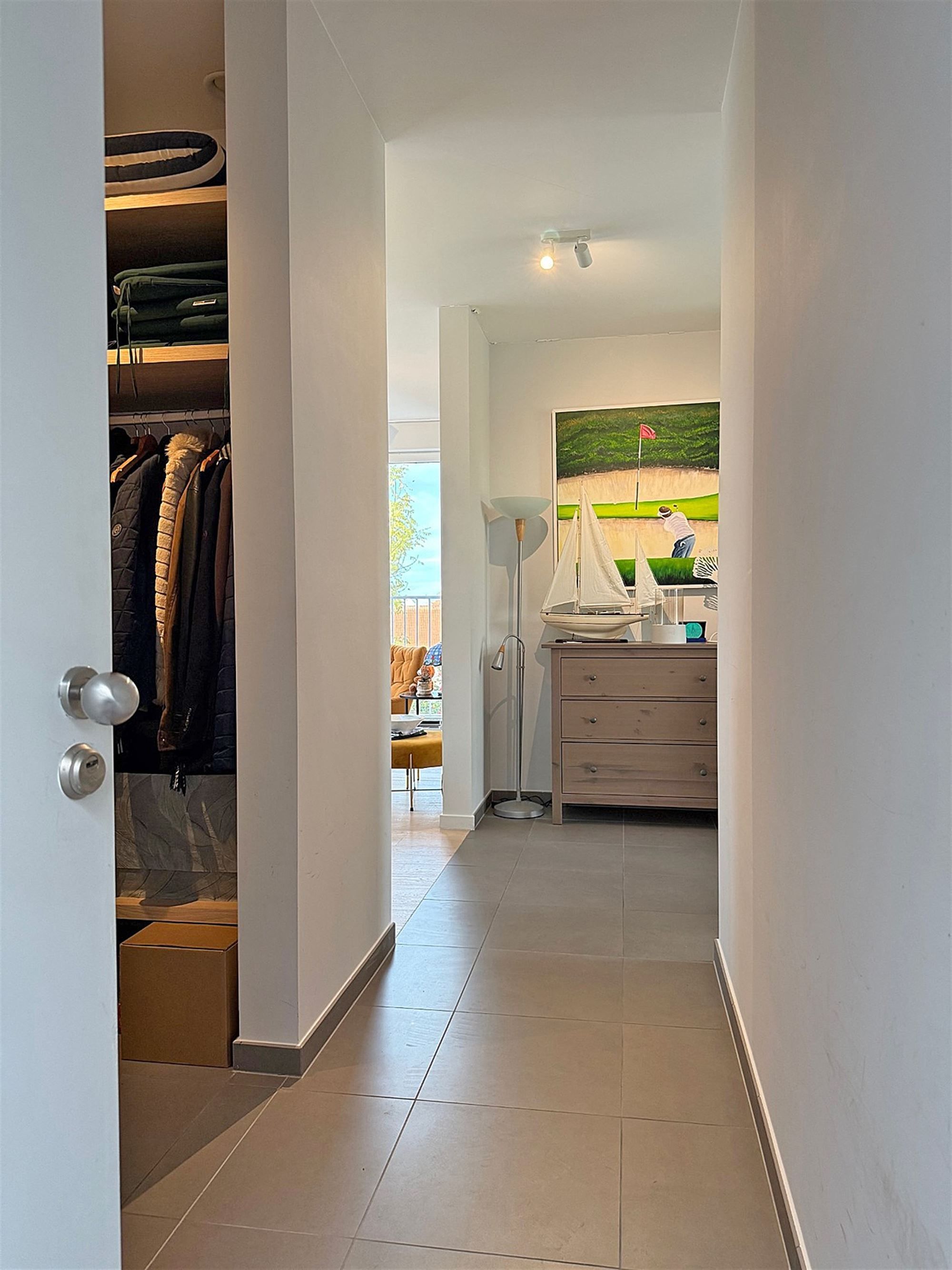 Instapklaar APPARTEMENT met 1 slaapkamer, bureau (of slaapkamer 2), terras, garage & staanplaats  foto 2