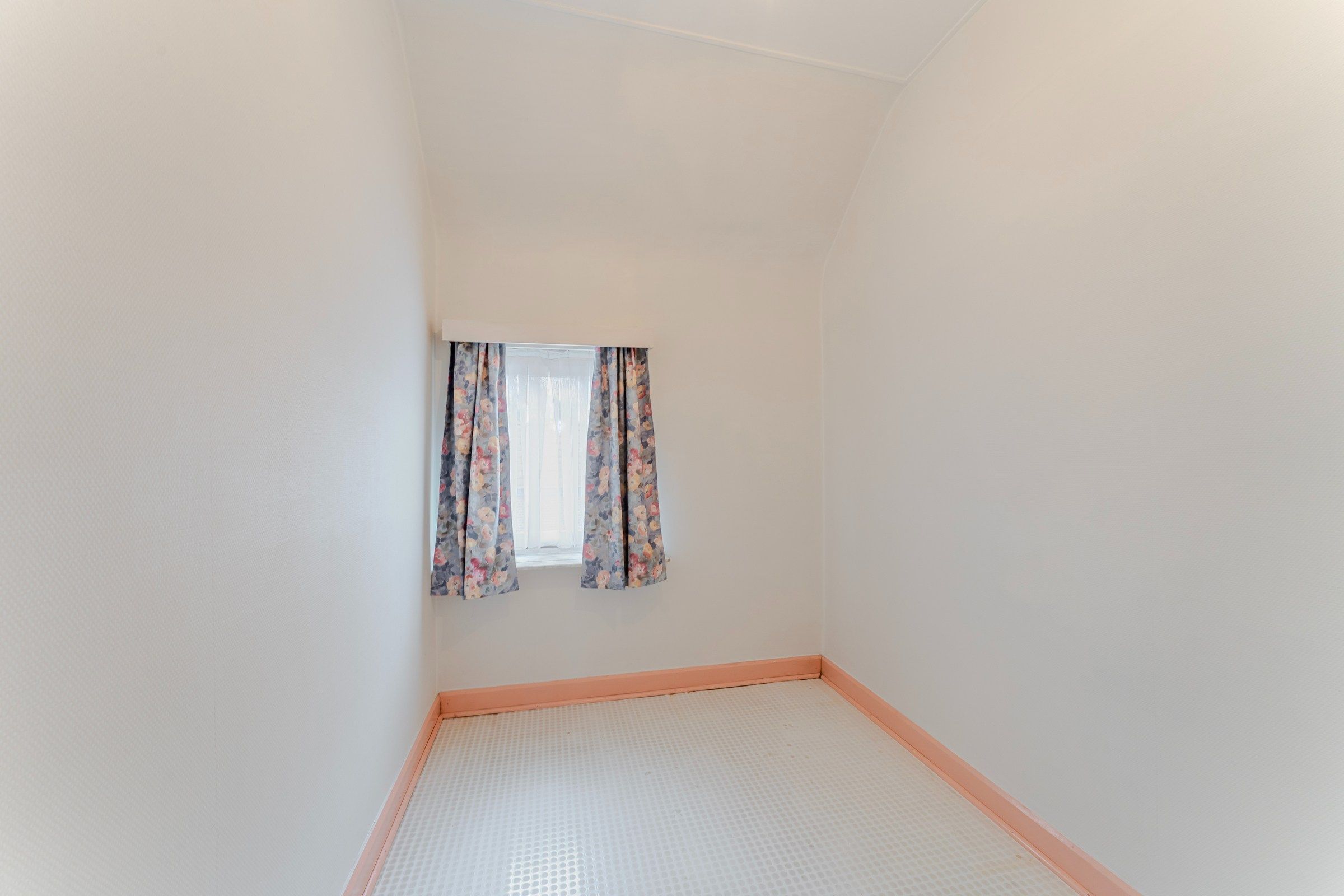 INSTAPKLARE WONING MET UITWEG EN GARAGE foto 8