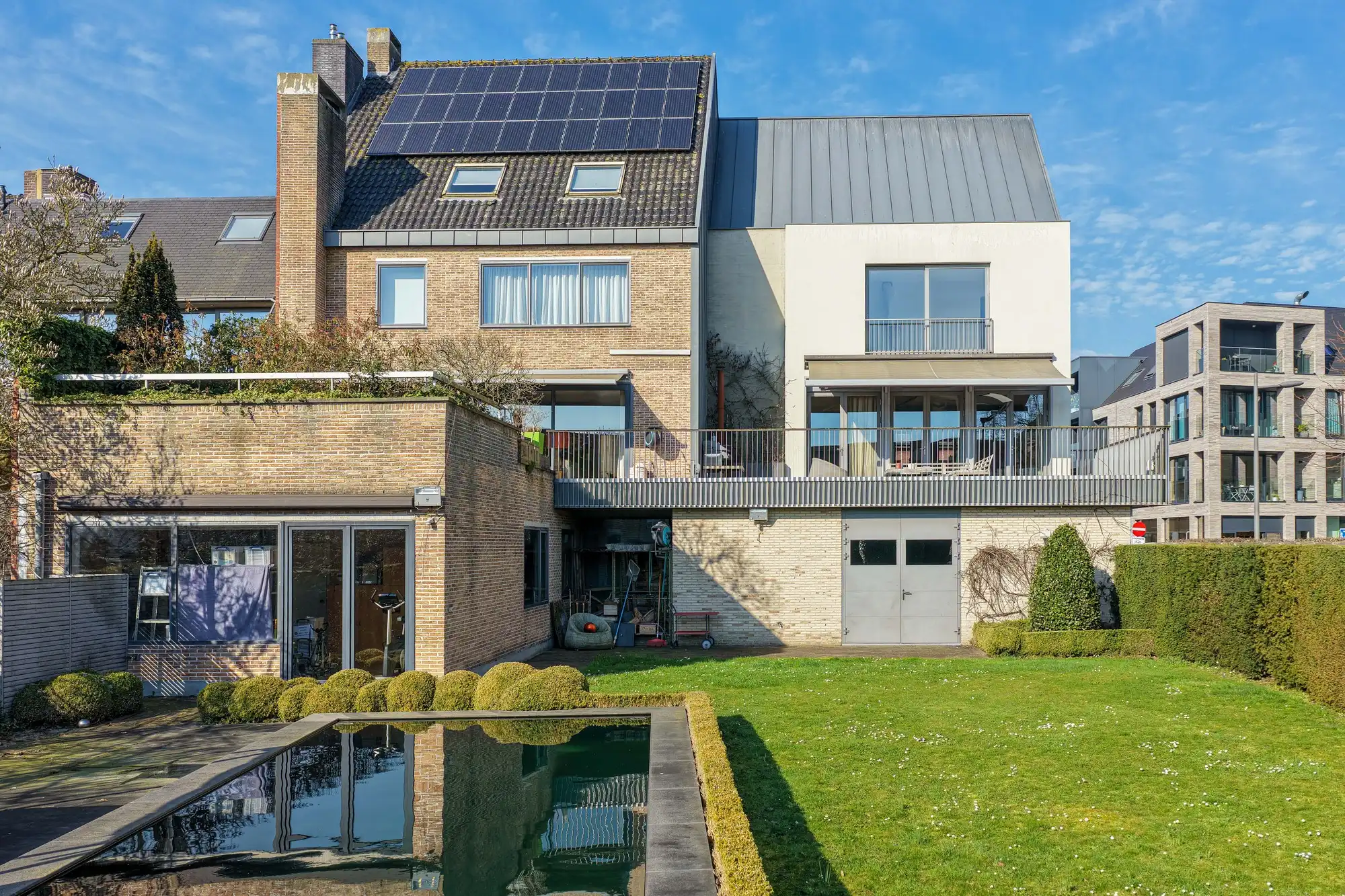 Heel ruime stadswoning met kantoren en tuin foto 2