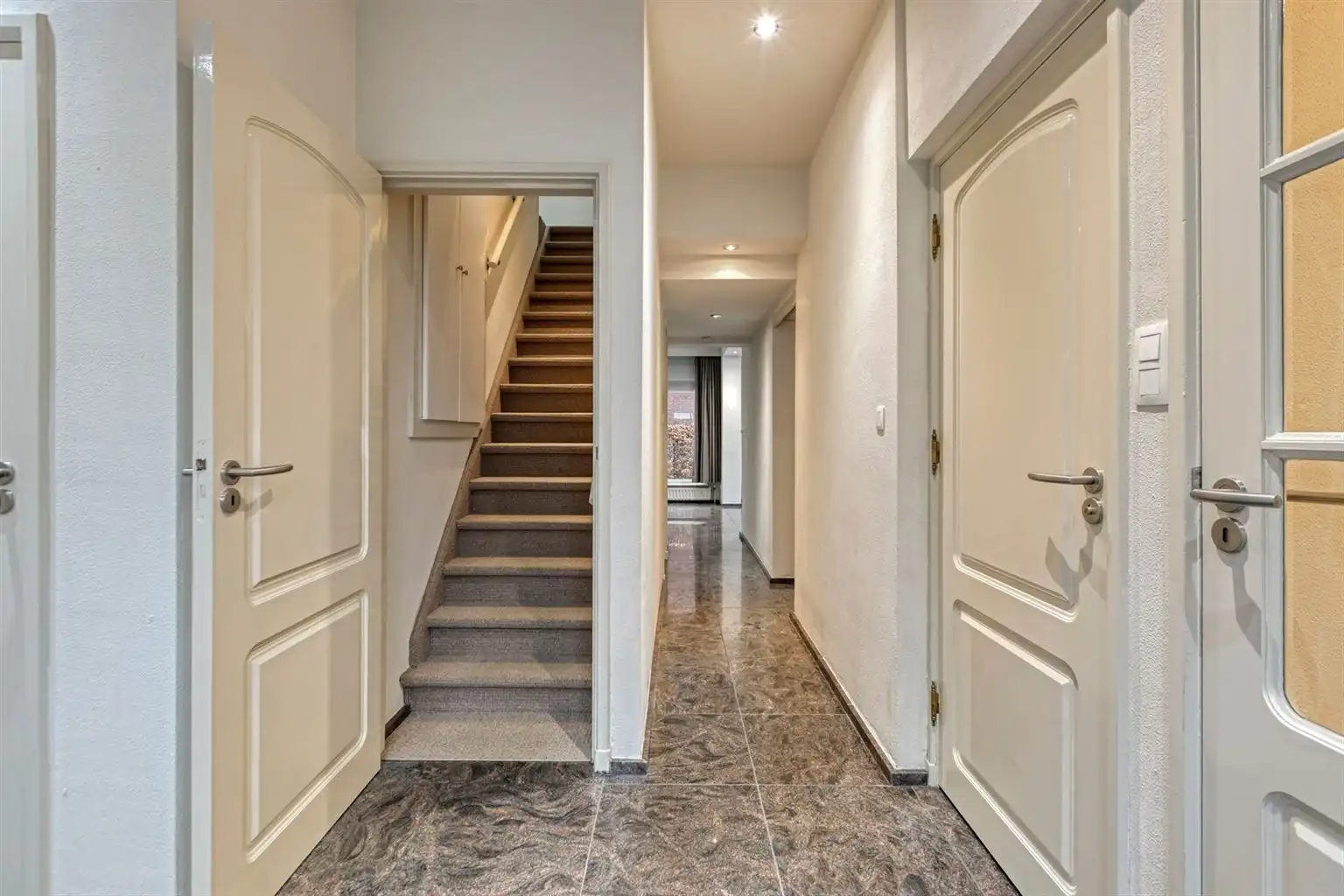 Vrijstaande woning met 3 slaapkamers, inpandige garage en een omheinde tuin, rustig gelegen nabij het centrum van Maaseik. foto 2