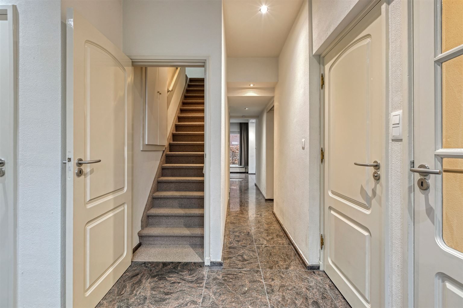 Vrijstaande woning met 3 slaapkamers, inpandige garage en een omheinde tuin, rustig gelegen nabij het centrum van Maaseik. foto 2