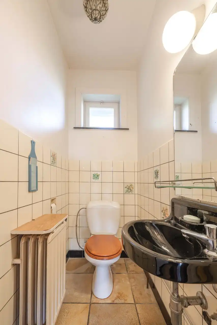 Charmante, op te knappen, statige villa met 3 slaapkamers en garage op een ruim perceel gelegen in het groen TE KOOP in Wielsbeke. foto 19