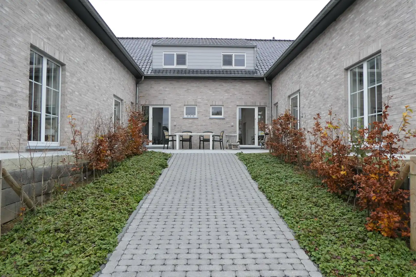 Prachtig nieuwbouw gelijkvloers appartement van 120m² met zuidgericht terras v 54m², tuin, 6 zonnepanelen en twee staanplaatsen. Toegankelijk met rolstoel. Aanrader! foto 2