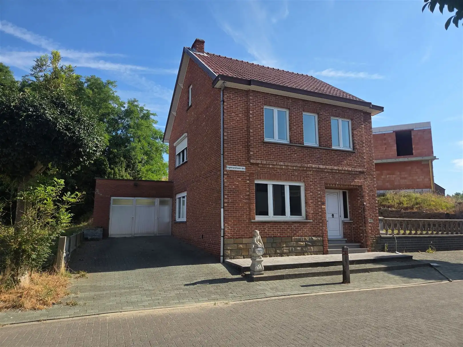 Ruime vrijstaande woning met garage. foto 2