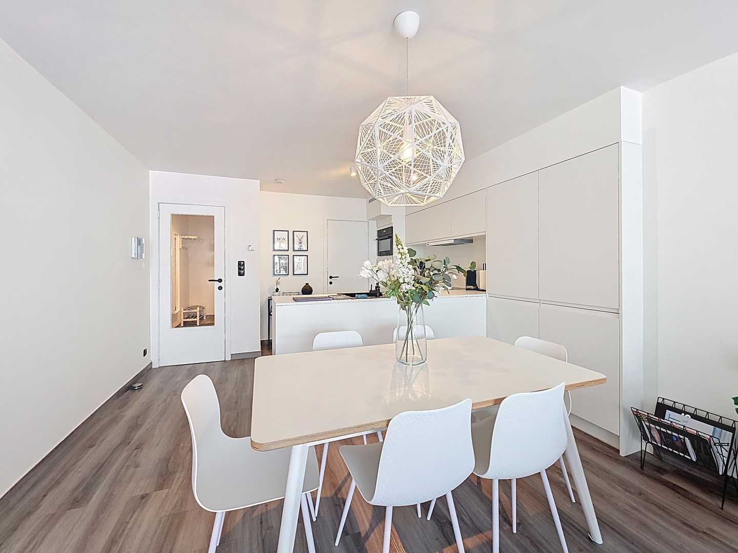 Instapklaar appartement type doorloper met 2 terrassen te Nieuwpoort-Bad. foto {{pictureIndex}}