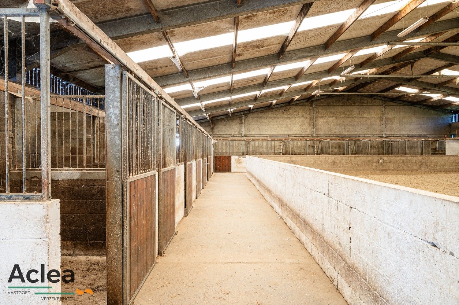 Unieke karaktervolle hoeve met manege op 12.121m² foto 15