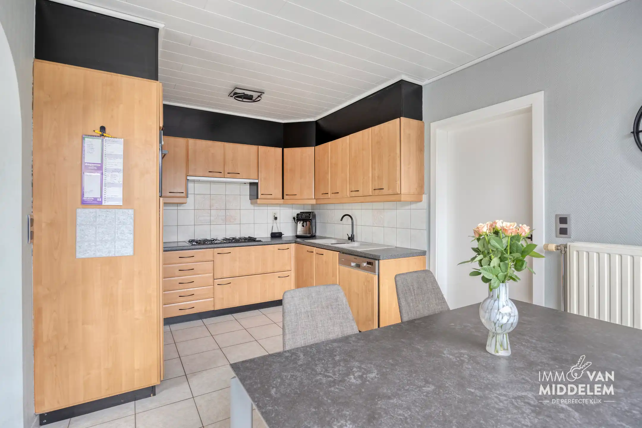 INSTAPKLARE WONING MET 3 KAMERS, ZWEMBAD, GARAGE EN TUIN foto 6