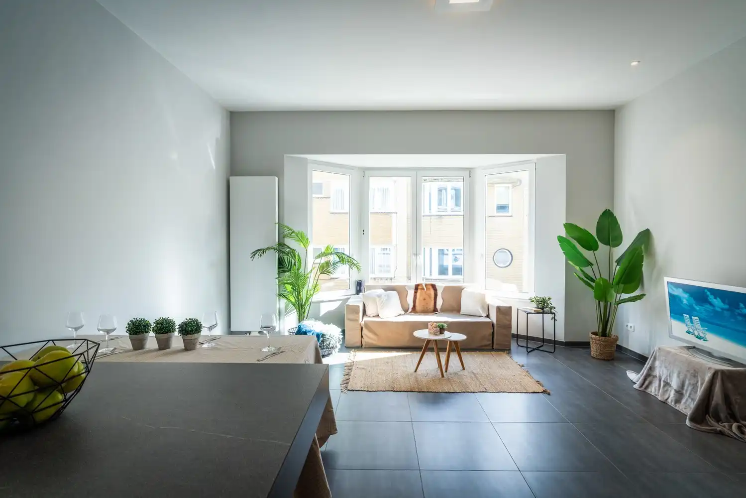 Stijlvol gerenoveerd appartement met hoge plafonds, 2 slpks vlak bij zee te koop in Oostende foto 3