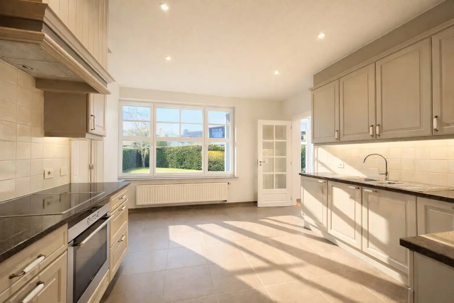 Grote woning met tuin en garage te Knokke foto 6