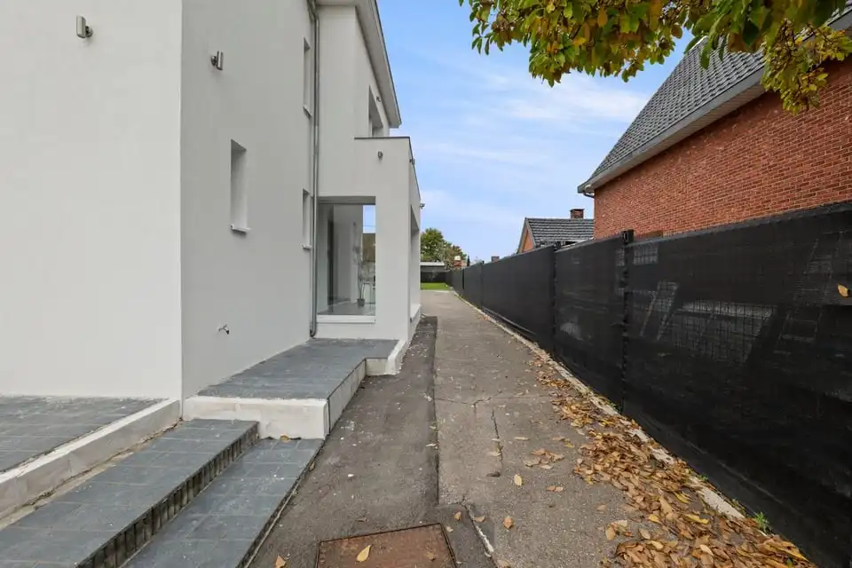 RUIME, GERENOVEERDE OPEN BEBOUWING MET 6 SLKS EN KNAPPE TUIN IN ALKEN foto 47