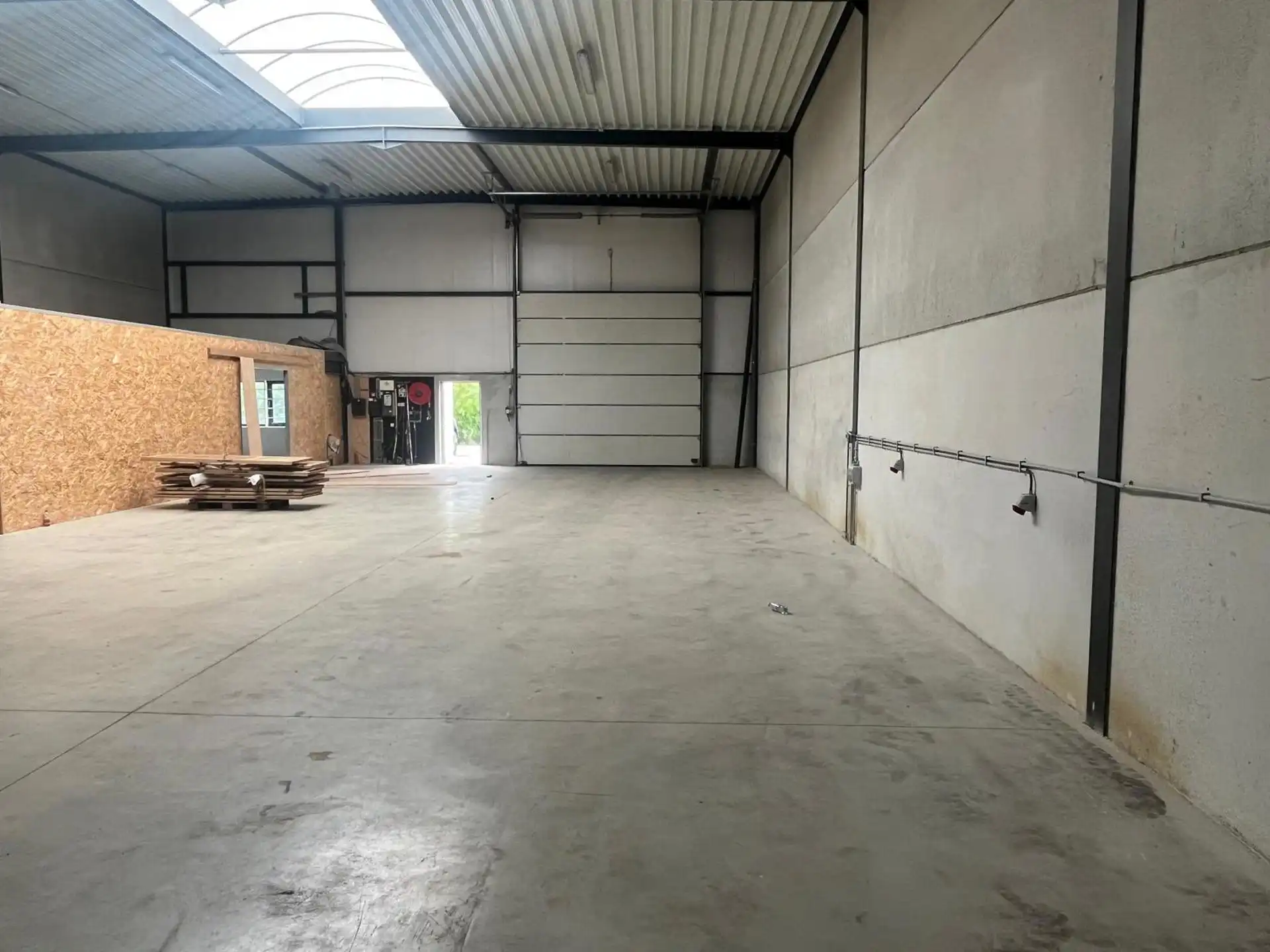 Magazijn 342m² met kantoor 54m² te Ranst foto 2