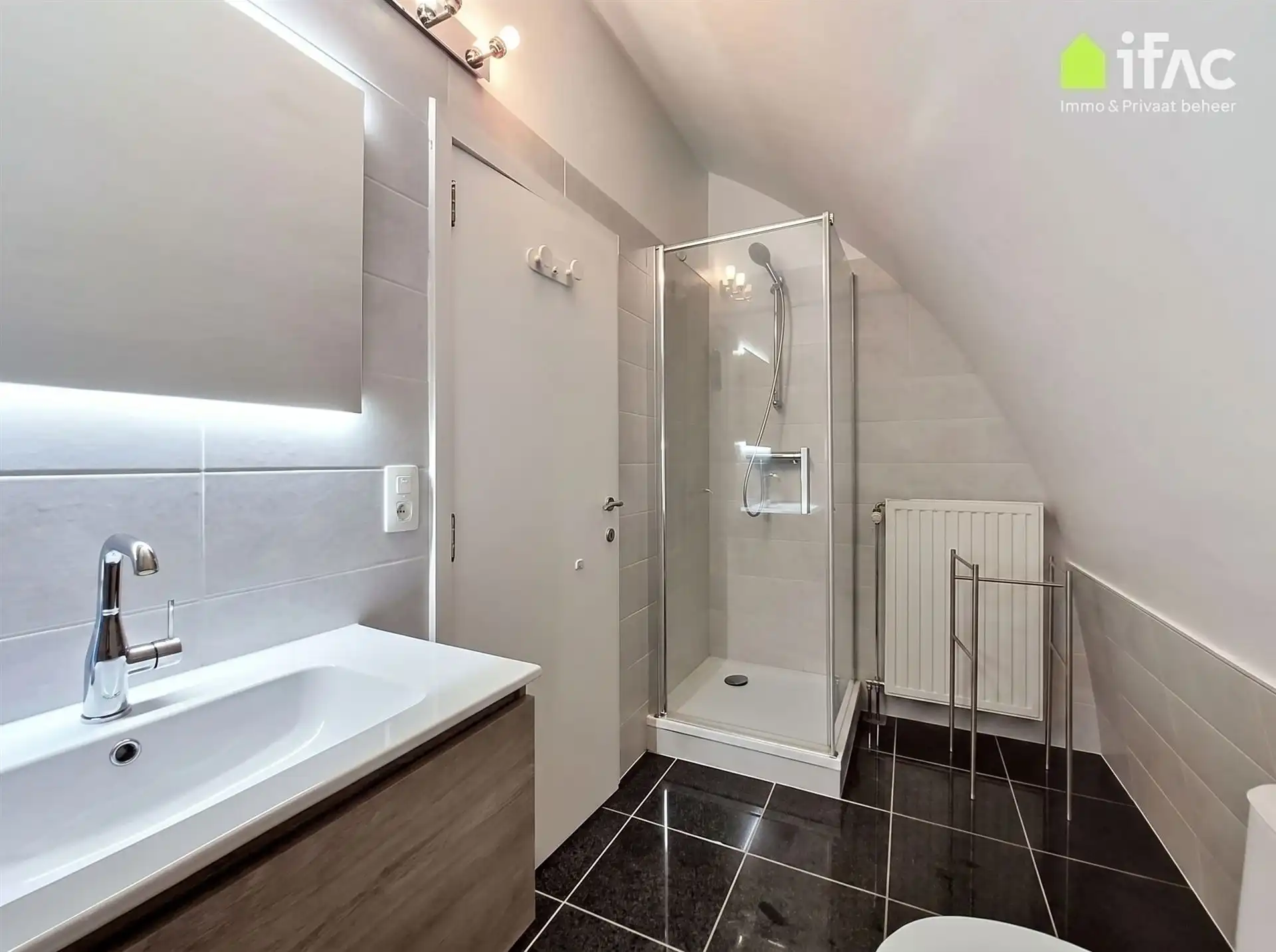 Unieke moderne split-levelvilla met zwembad op 17a83ca foto 31
