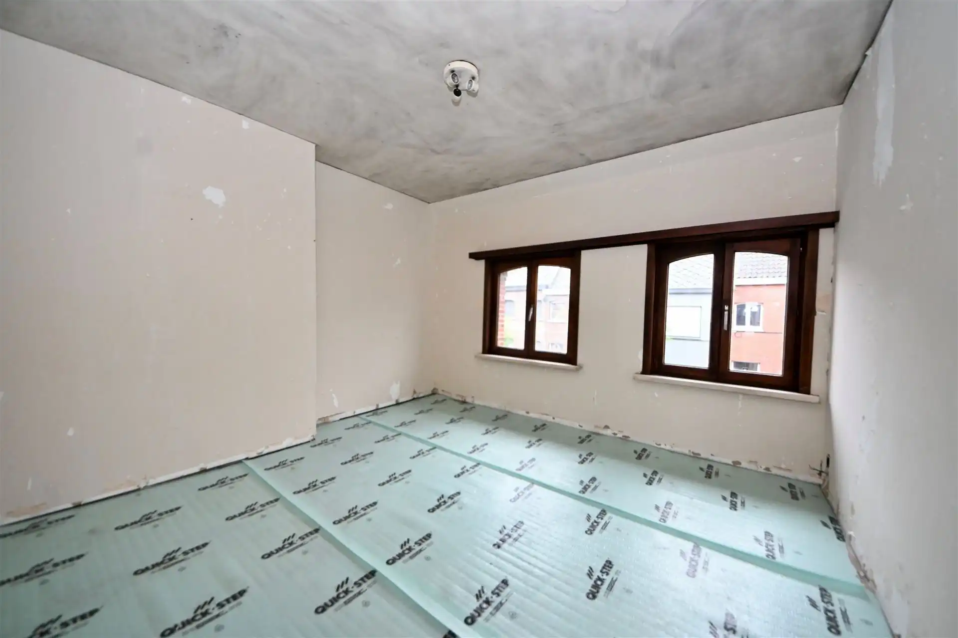 Rijwoning met 2 slaapkamers en tuin met achteruitweg. foto 10
