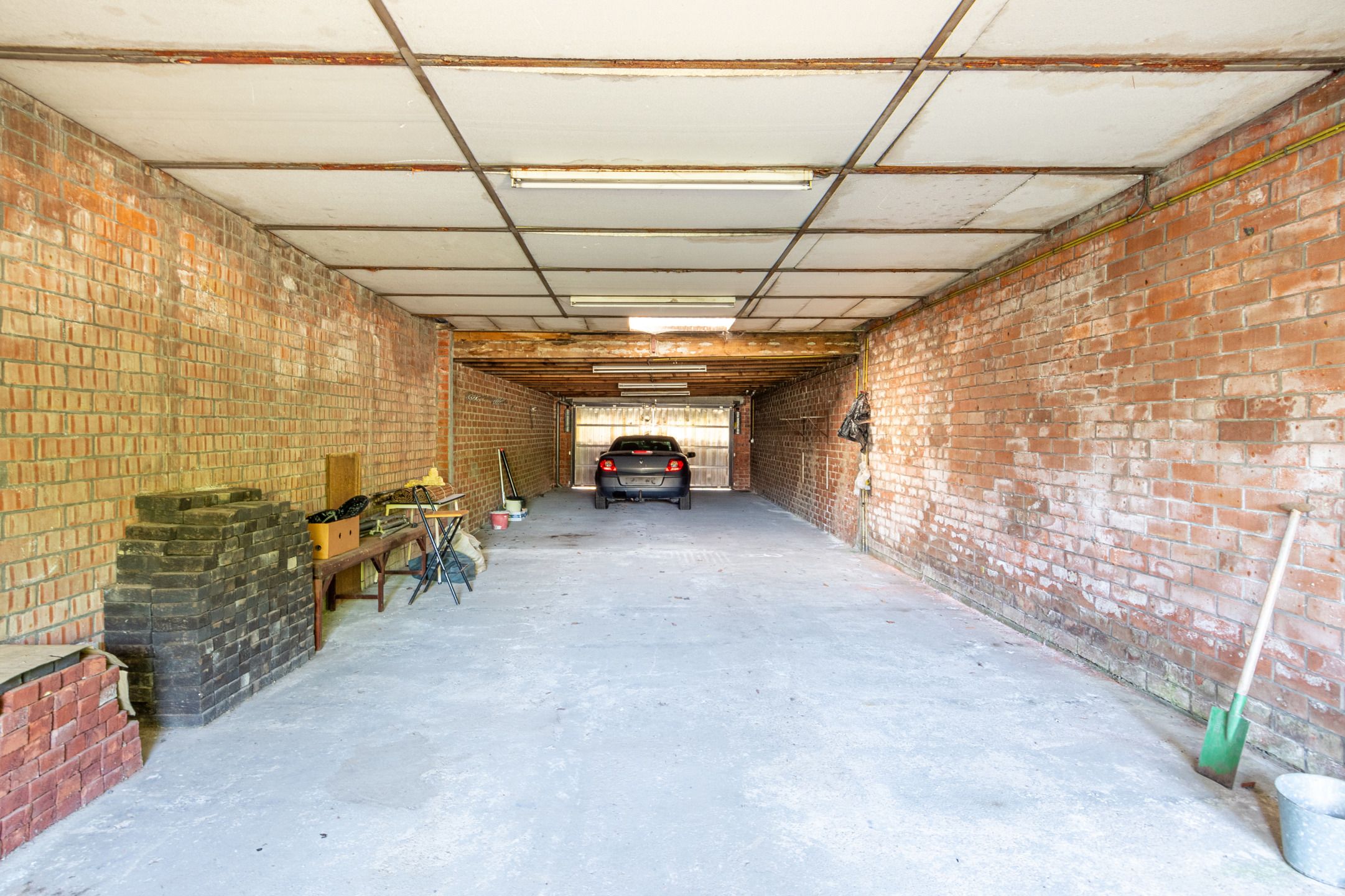 Op te frissen handelshuis met uitzonderlijk grote garage foto 26