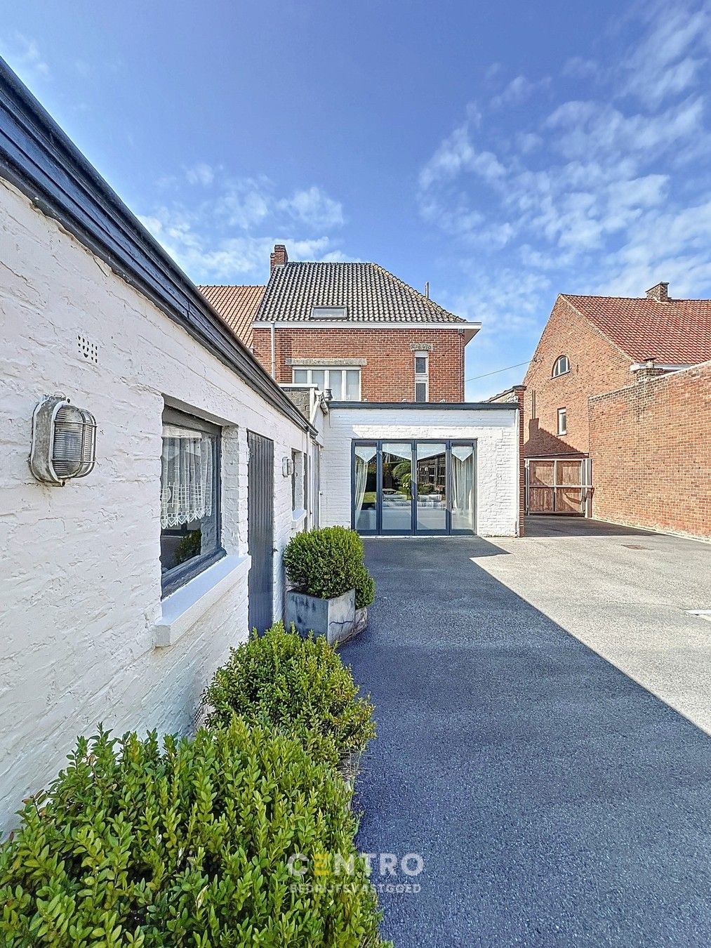 Handelshuis te TORHOUT te koop op verbindingsweg met veel passage. Heden nog ingericht als frituur ! foto 7