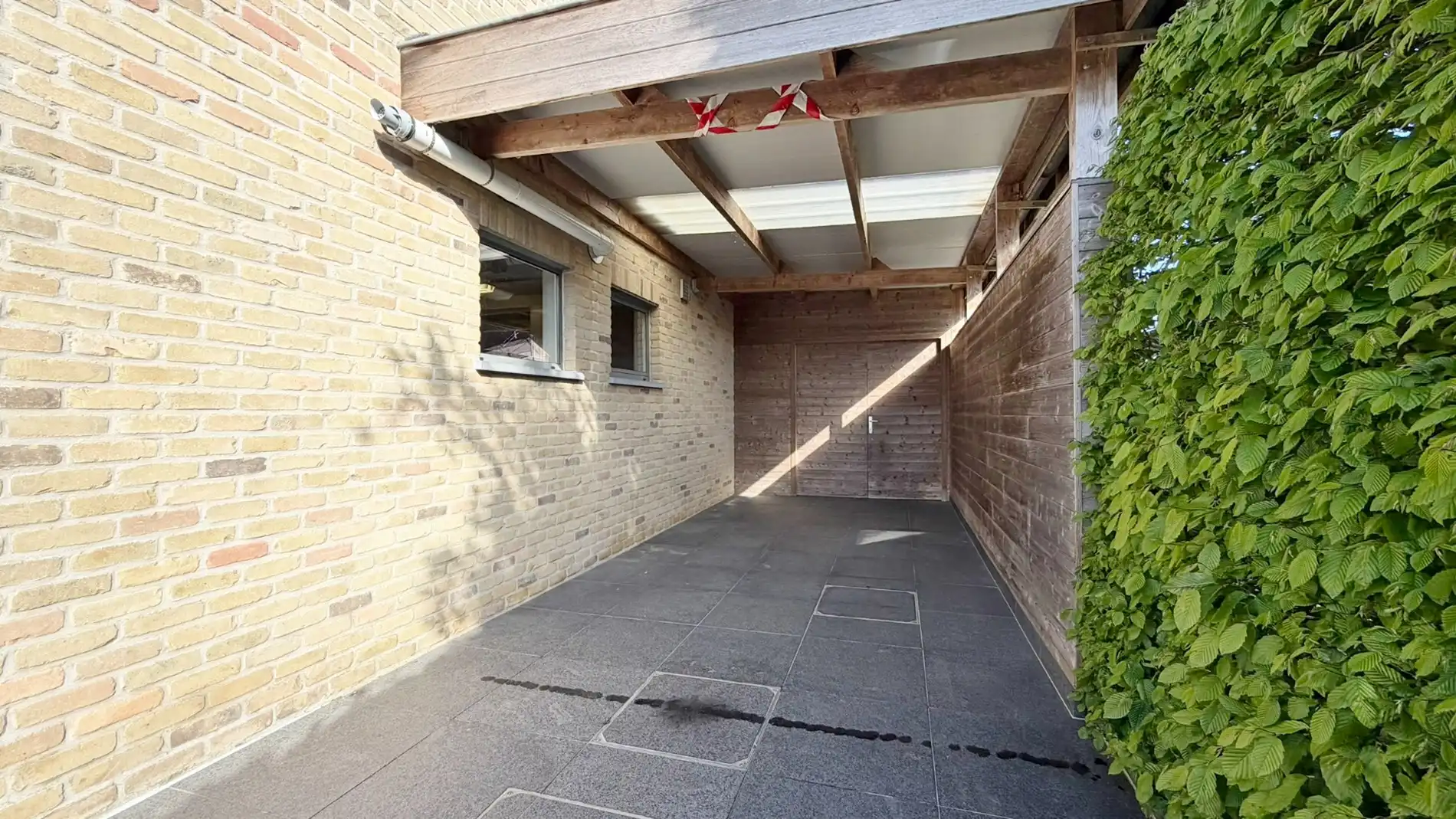 Ruime, zeer goed onderhouden villa met prachtige tuin in rustige doodlopende straat. foto 26