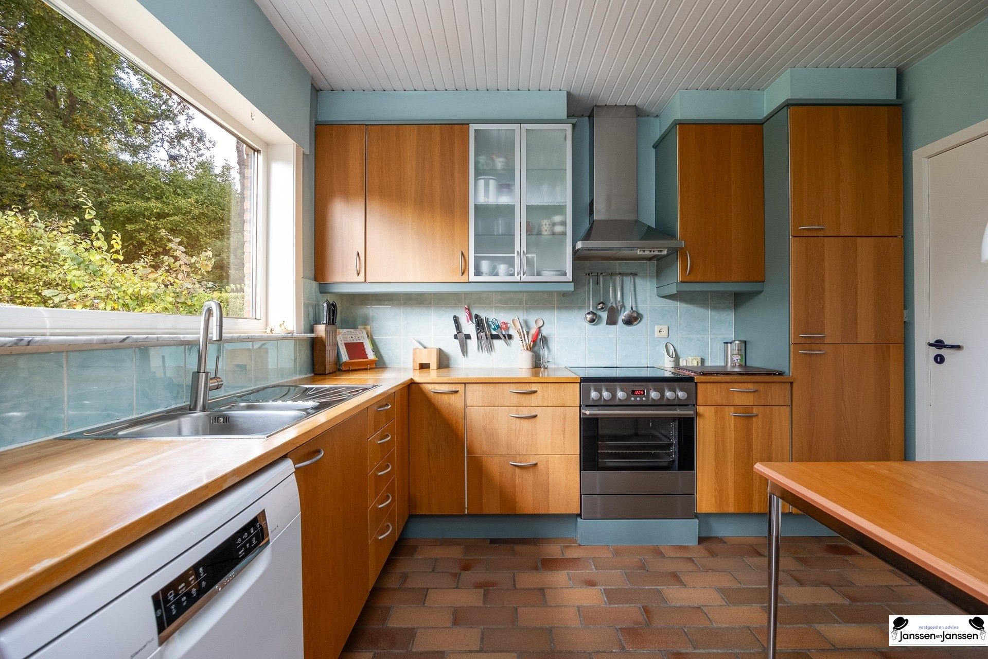 Verrassend ruime villa met ZW-gerichte tuin!  foto 7