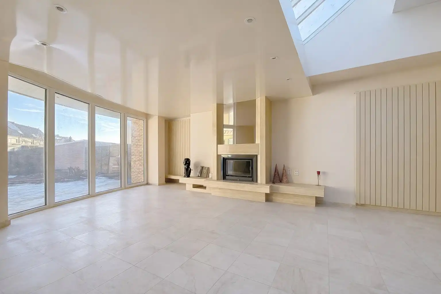 Ruime woonst met handels- of kantoorruimte te koop foto 4