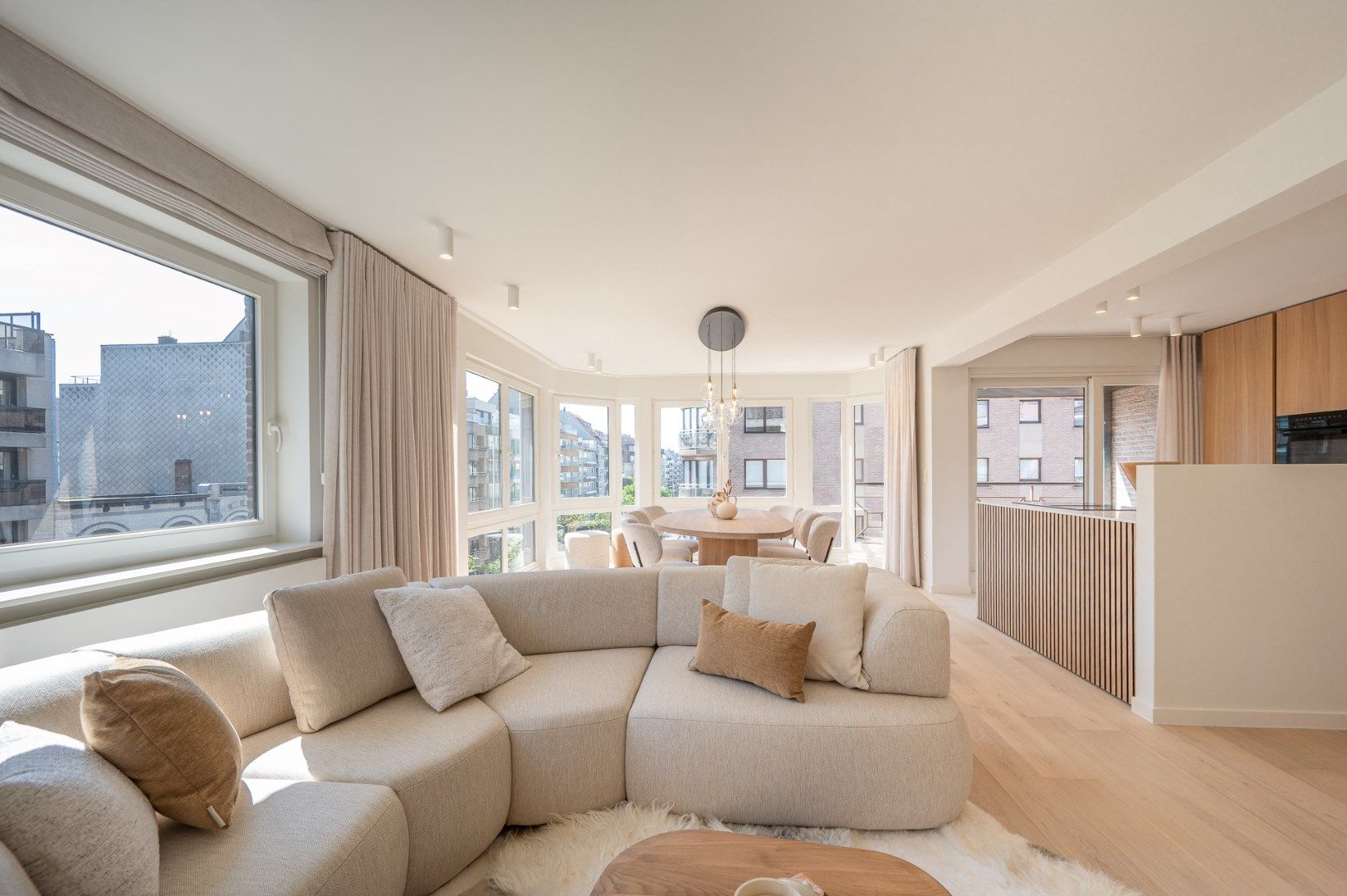 Prachtig gerenoveerd hoekappartement in centrum Knokke vlakbij de Zeedijk en het Van Bunnenplein  foto 2