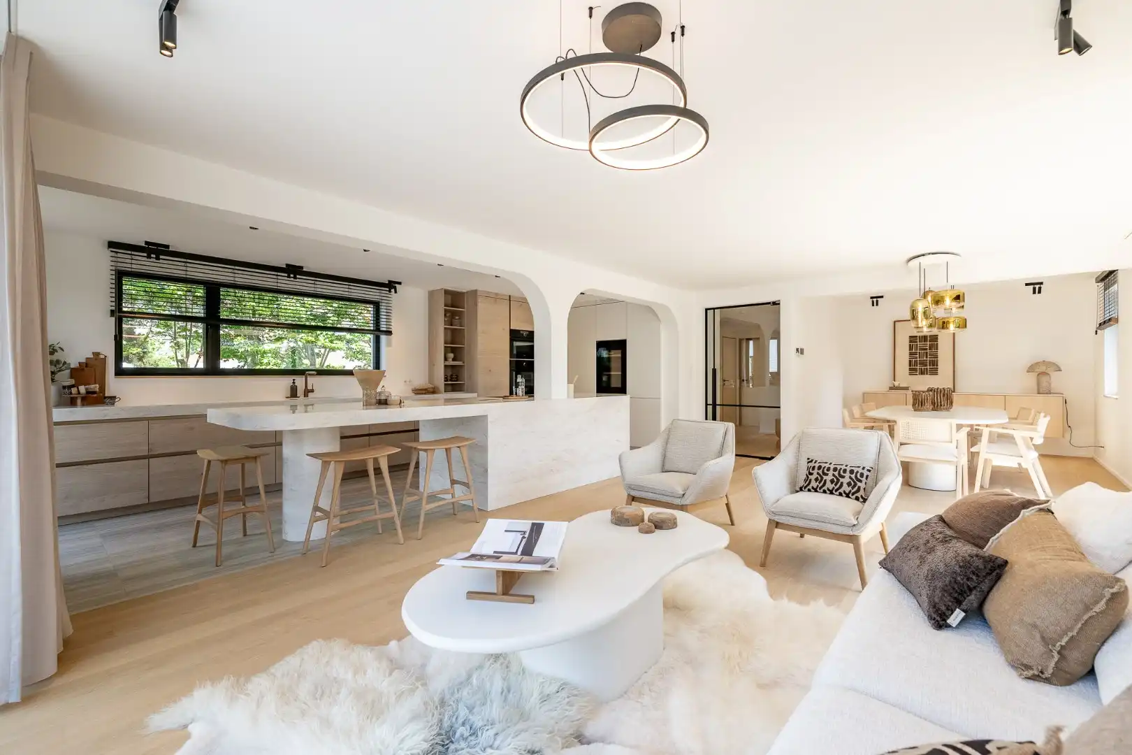 Charmante gerenoveerde villa verscholen in een paadje van het Zoute foto {{pictureIndex}}