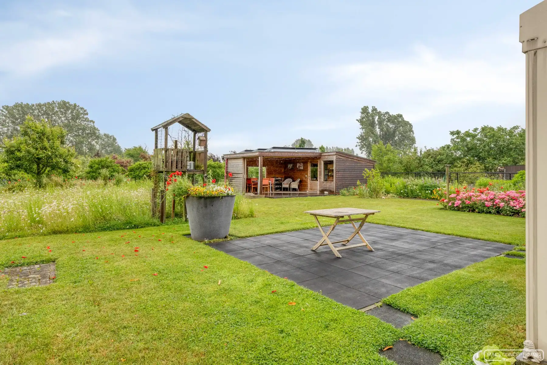 Rustig gelegen bungalow op 900m2 te koop in Anzegem foto {{pictureIndex}}