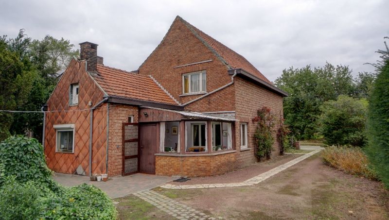 Te renoveren woonhuis van 141m² in open bebouwing met tuin op 5 are 83 ca foto 2