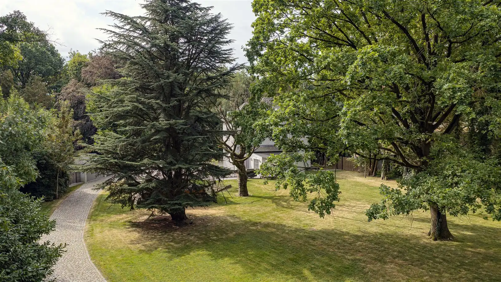 State-of-the-art villa tussen eeuwenoude bomen foto 40