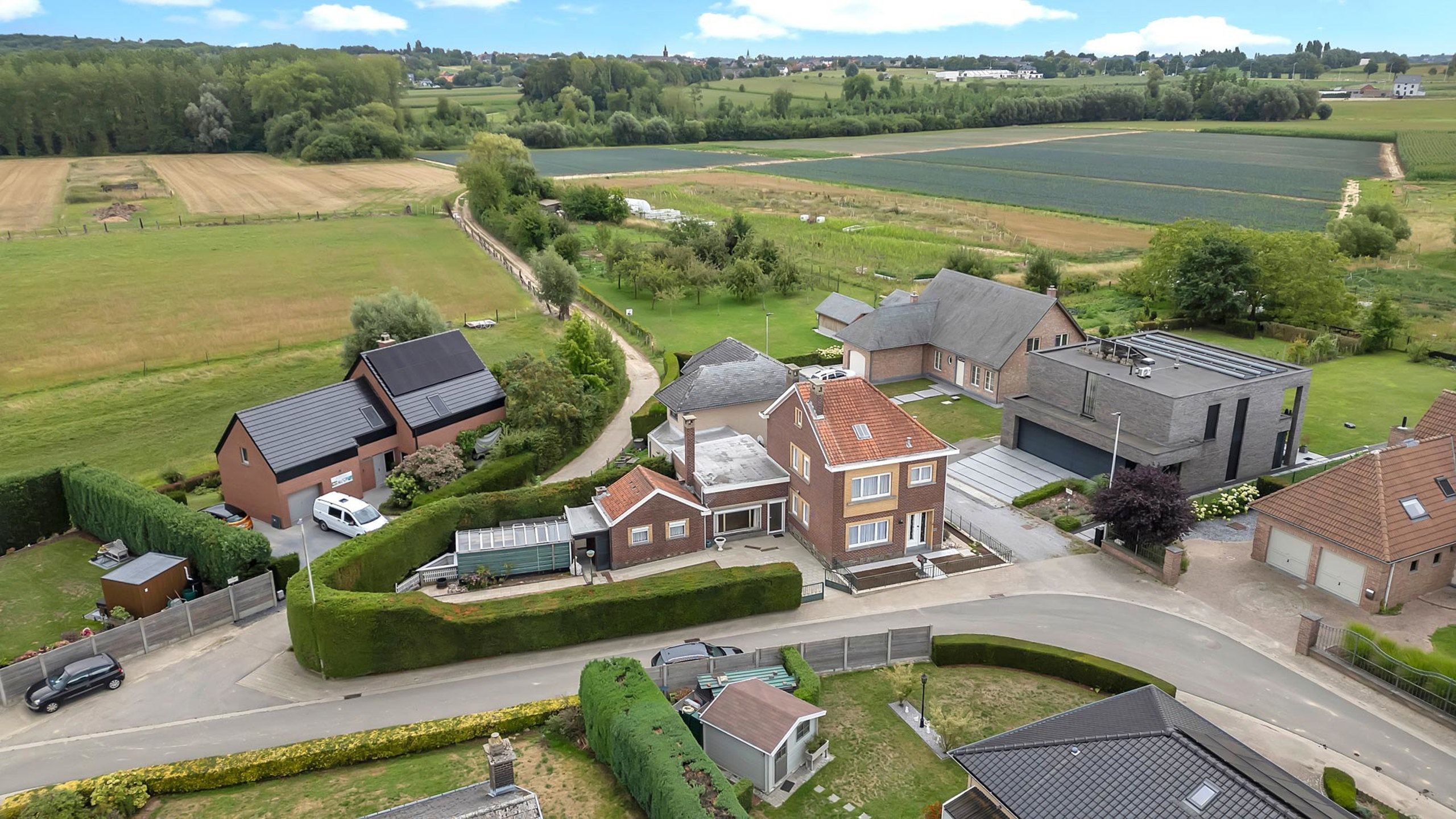 Ruime landelijk gelegen woning met veel potentieel foto 2