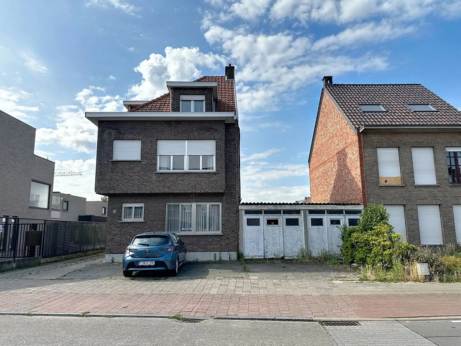Hoofdfoto van de publicatie: Centraal gelegen, te verbouwen woning.