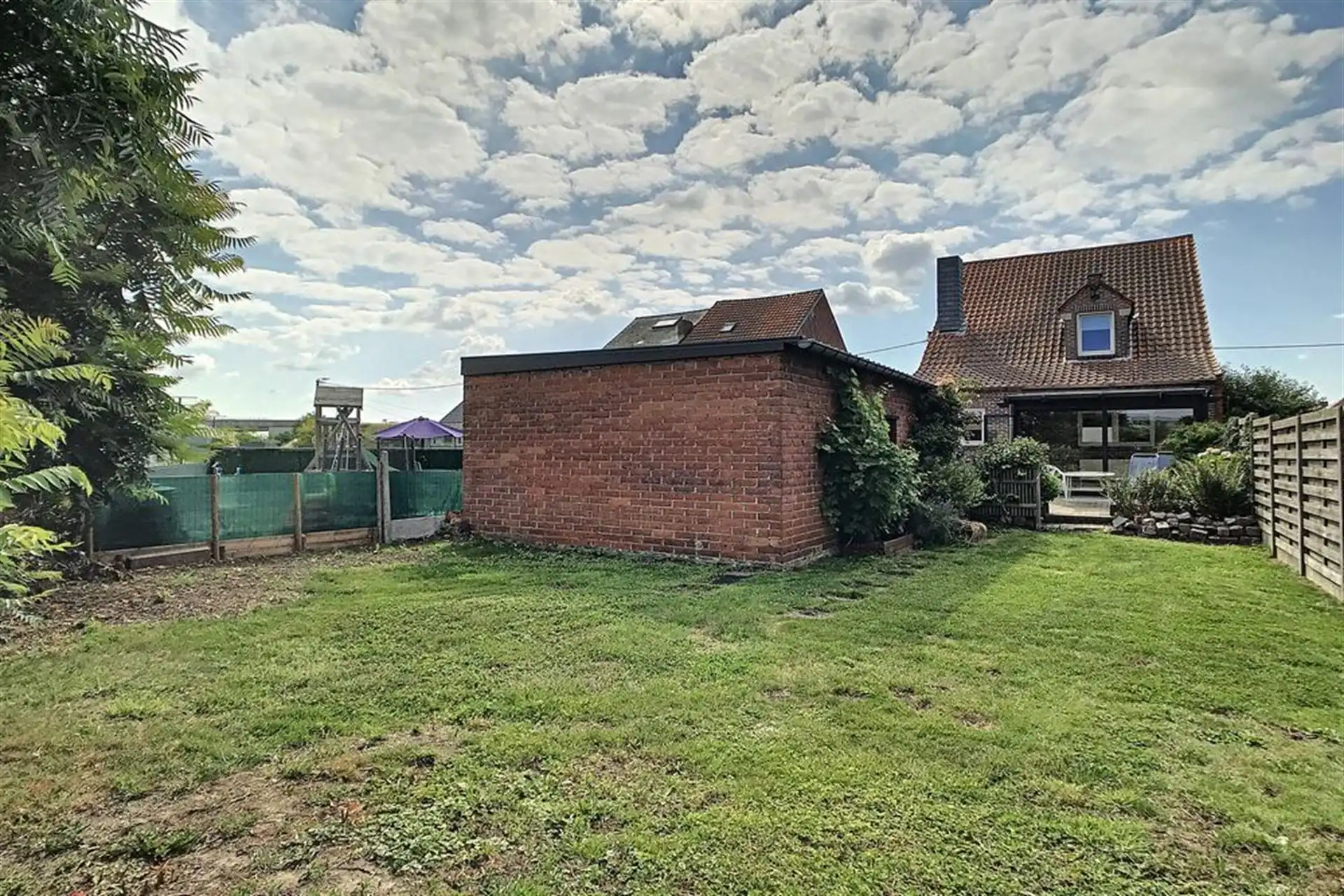 Instapklare half-open bebouwing met 3 slaapkamers en tuin foto 14