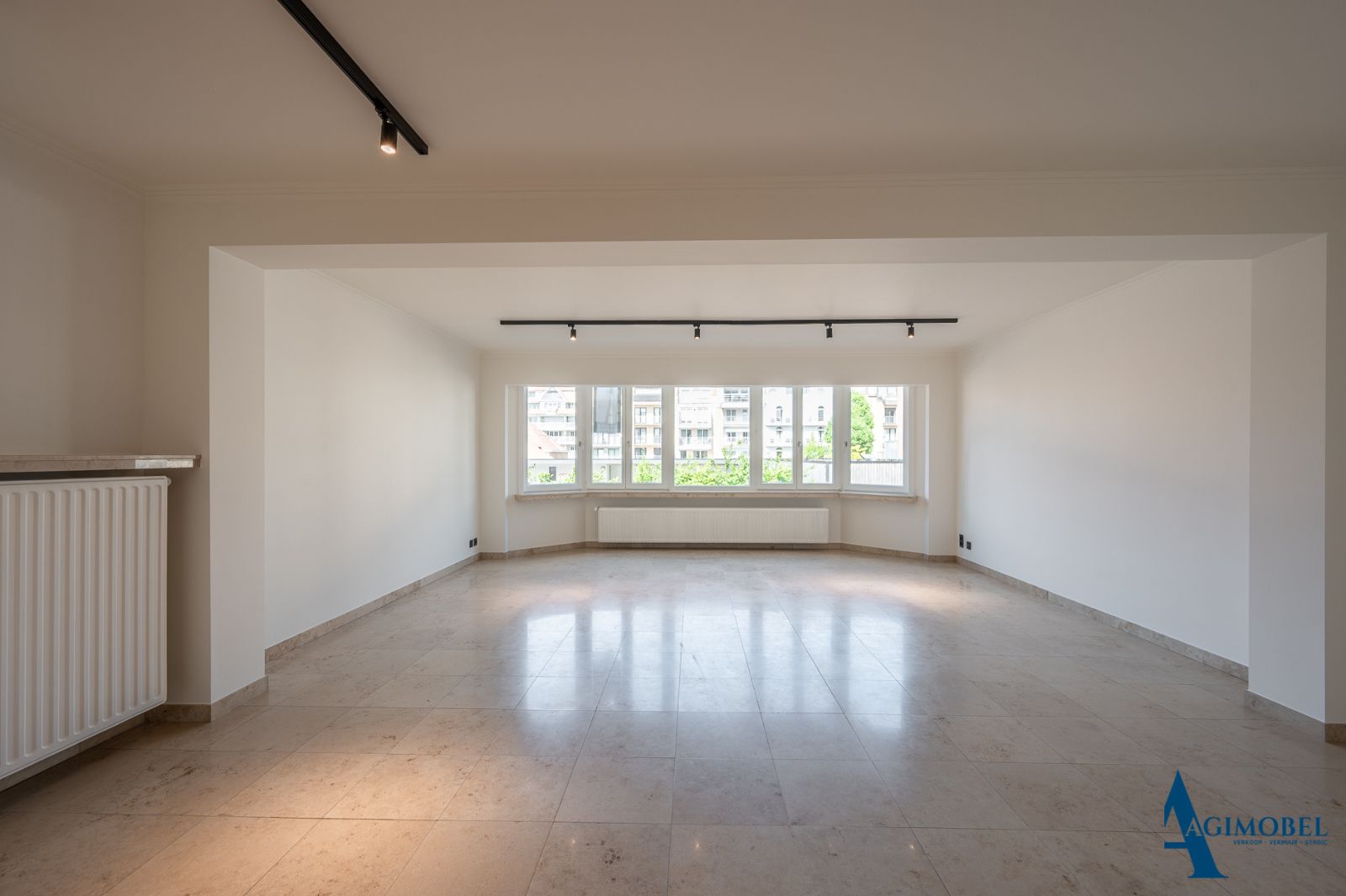 Ruim 2-slaapkamer appartement. Rustig én centraal gelegen aan de voet van het Zoute  nabij de H. Hartkerk. Open zicht. foto {{pictureIndex}}