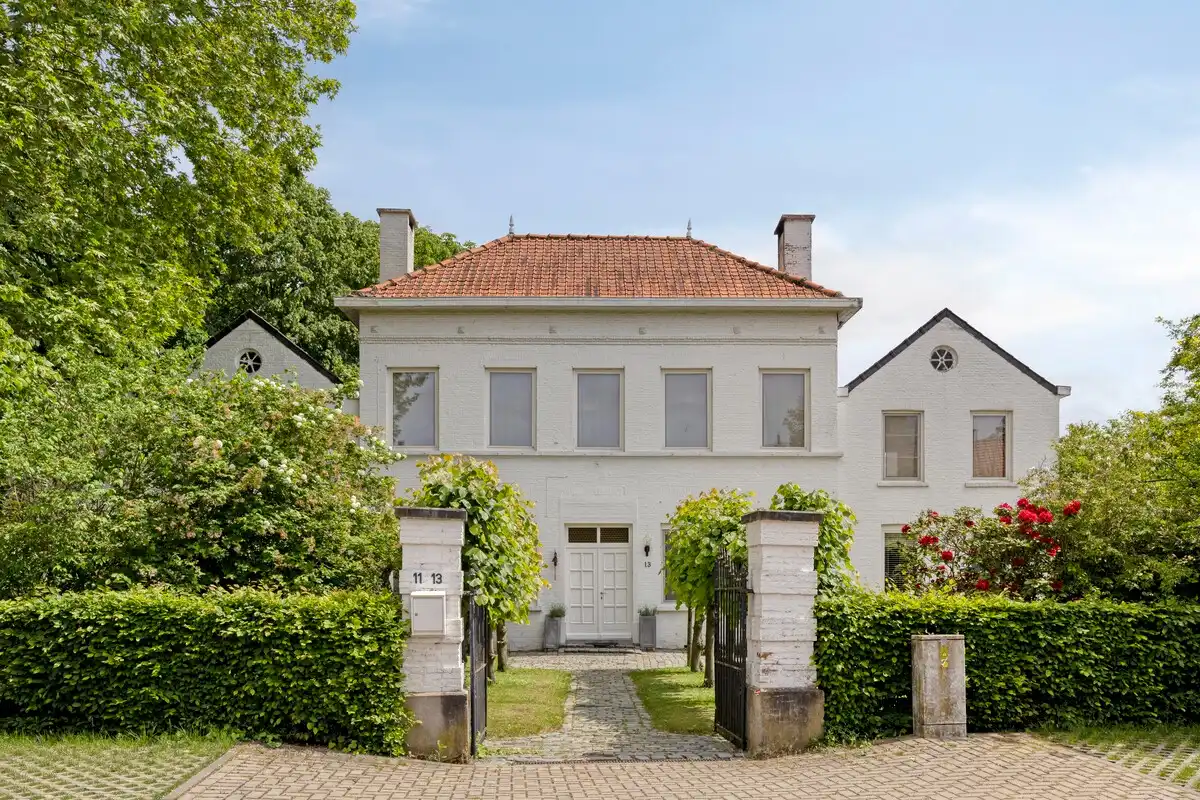 Hoofdfoto van de publicatie: Bijzonder historisch herenhuis te koop in Heppen