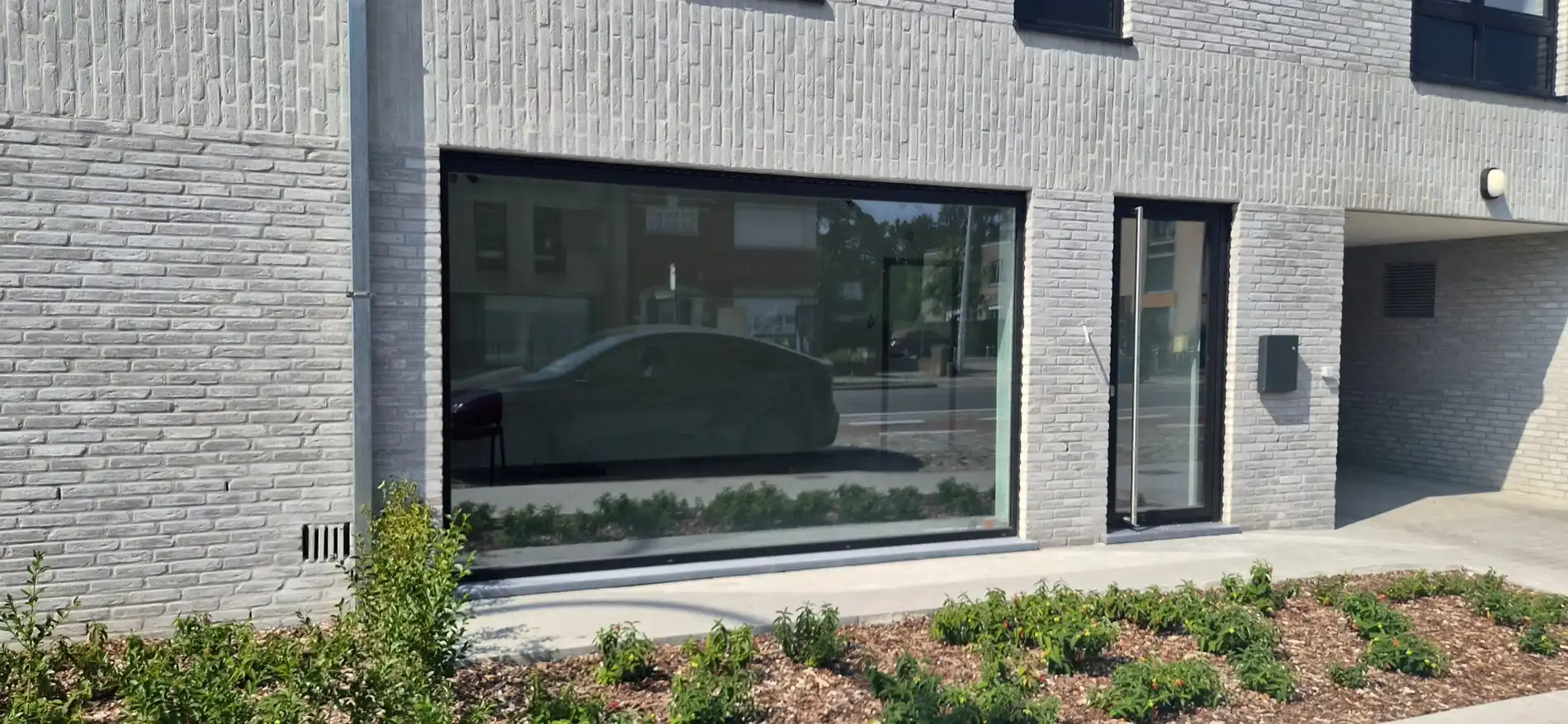Sint Andries: handels-/kantoorruimte 40m2 met parking foto 4