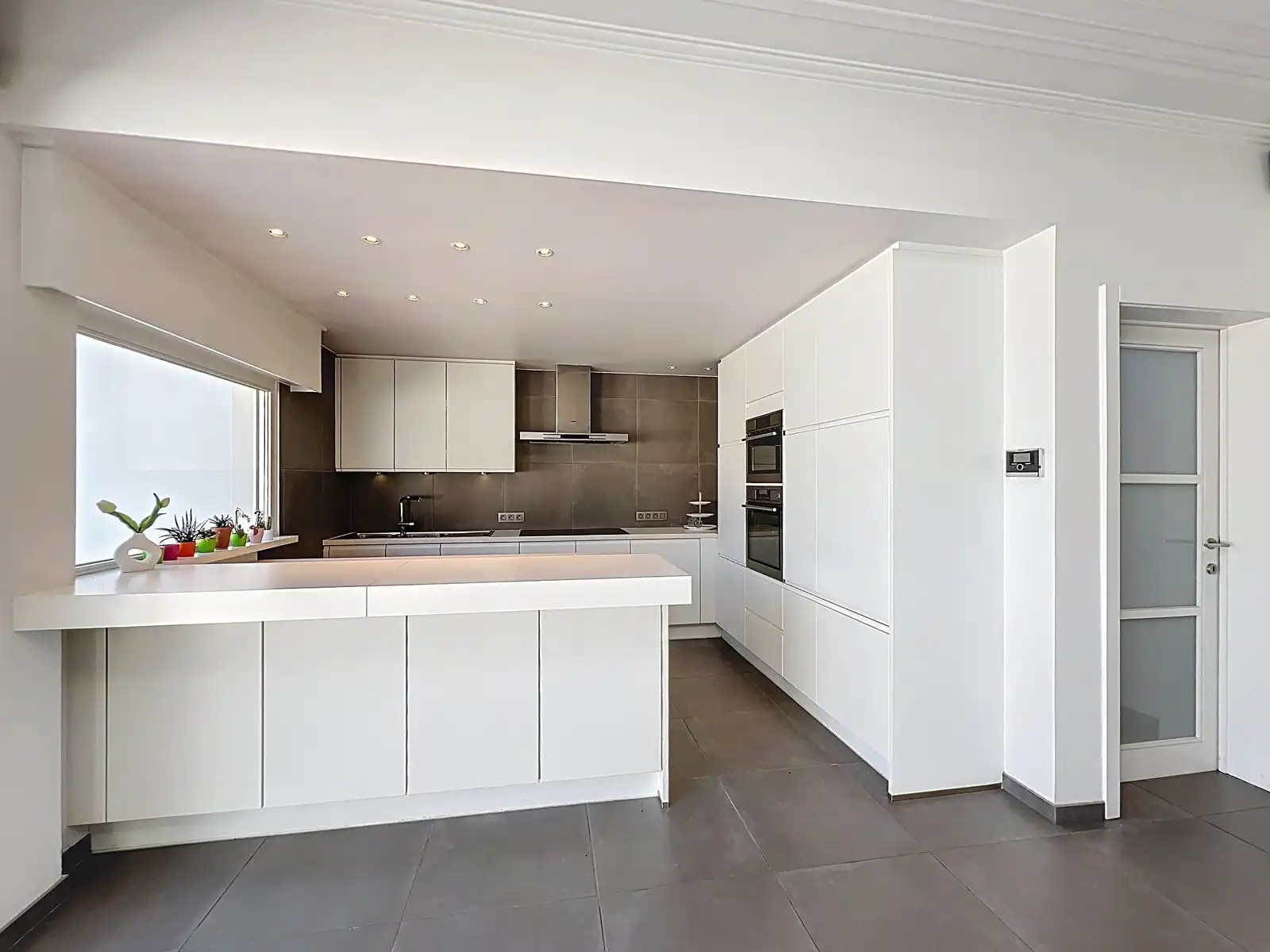 Prachtig HERENHUIS (met o.a. 5 slpk, garage en tuin), apart KANTOOR-gebouw en 630 m2 MAGAZIJNEN op zeer goede ligging te KORTRIJK ! Géén renovatieverplichting! foto 8