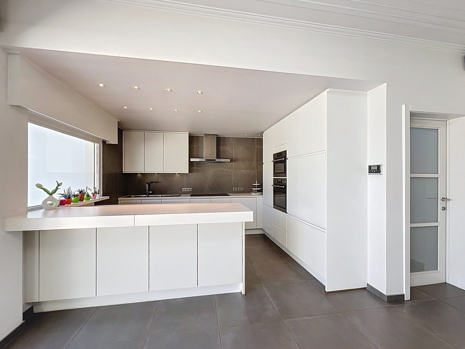 Prachtig HERENHUIS (met o.a. 5 slpk, garage en tuin), apart KANTOOR-gebouw en 630 m2 MAGAZIJNEN op zeer goede ligging te KORTRIJK ! Géén renovatieverplichting! foto 8