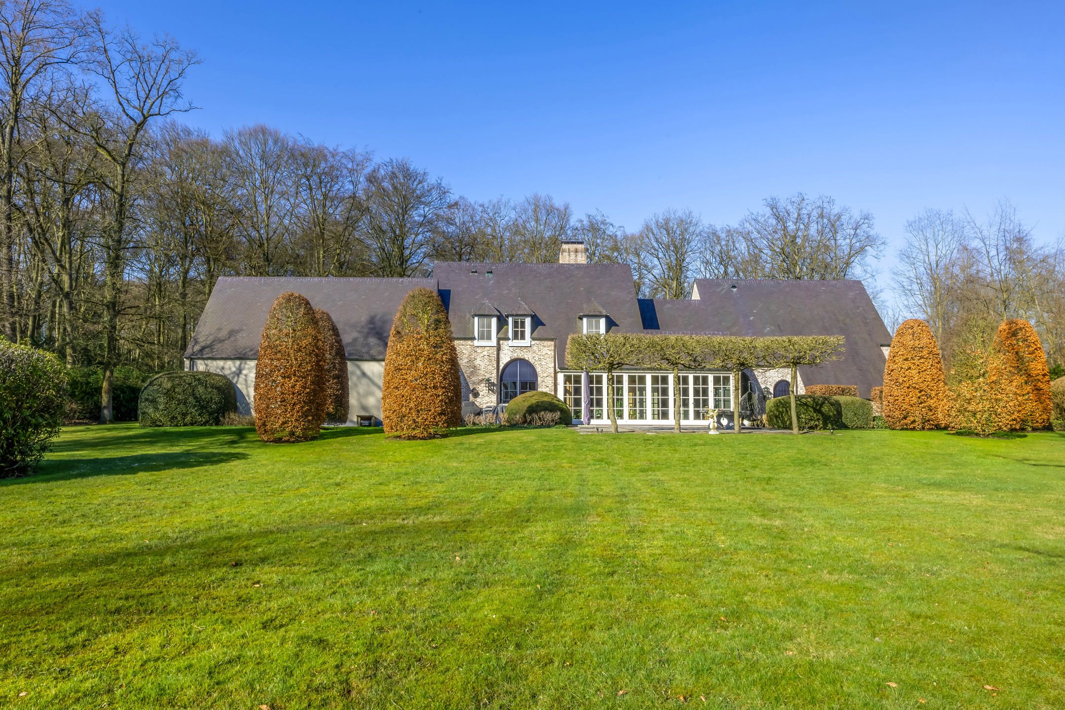Exclusieve kasteelhoeve met zwembad op 2,7 ha grond, grenzend aan natuurgebied foto 5