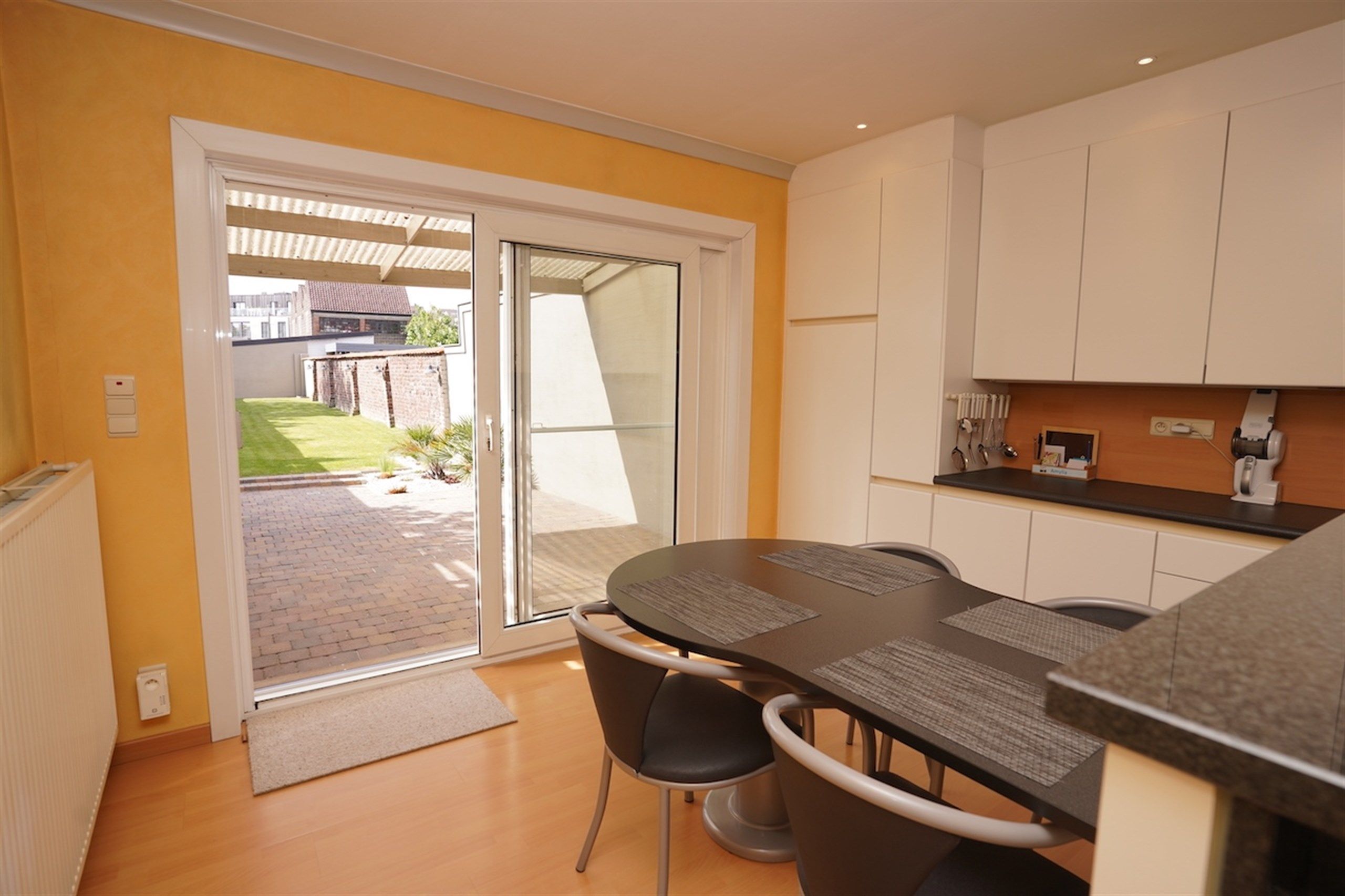 Instapklare woning met mooie tuin en privé garage achteraan foto 4