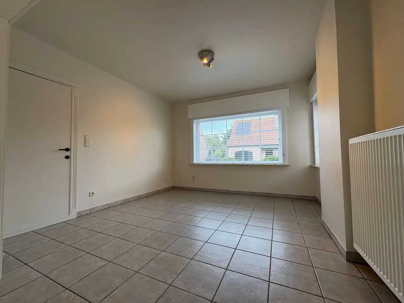 Charmante, gerenoveerde halfopen woning met tuin + garage foto 2