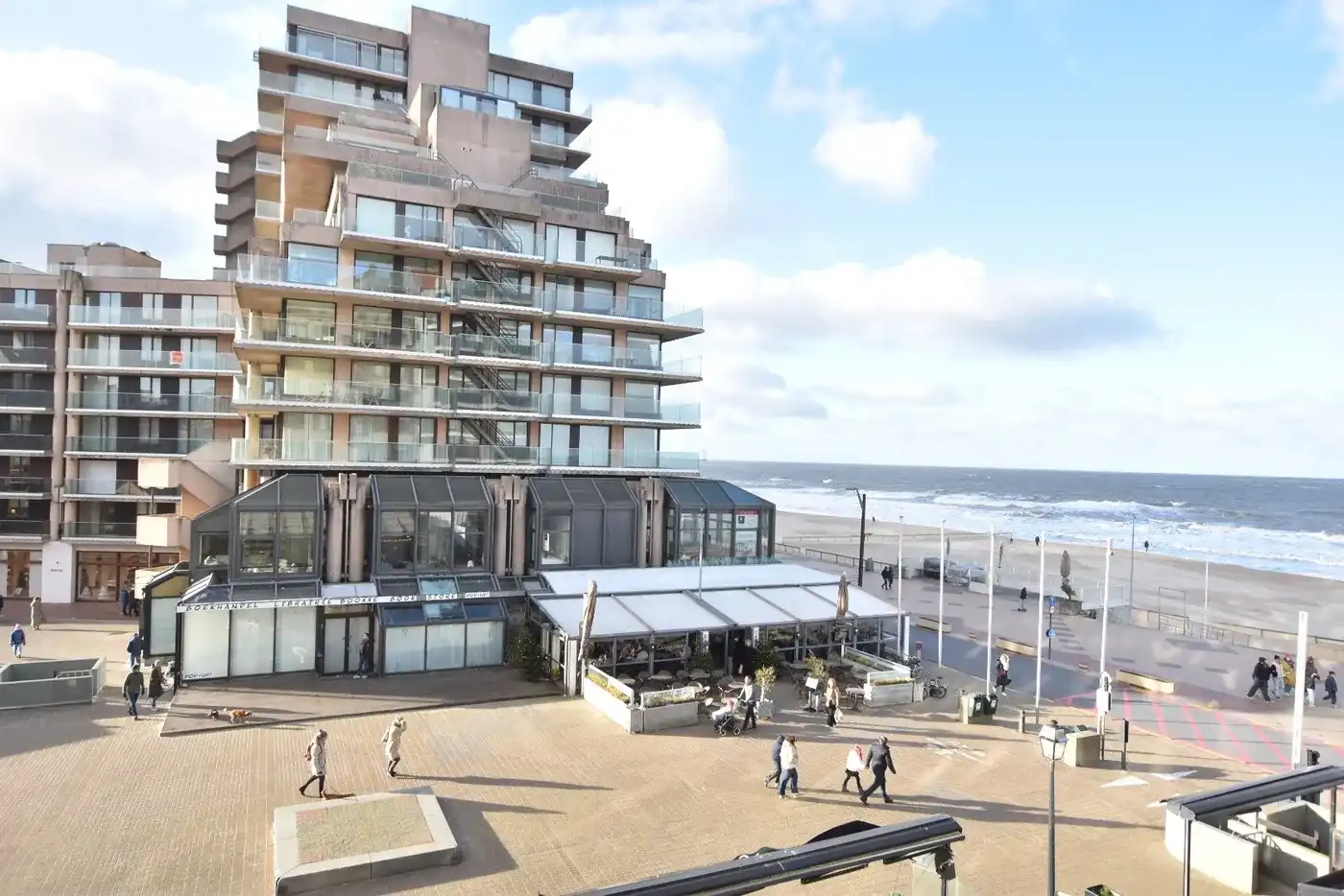 Studio met zijdelings zeezicht centraal gelegen op het Vanbunnenplein foto 8