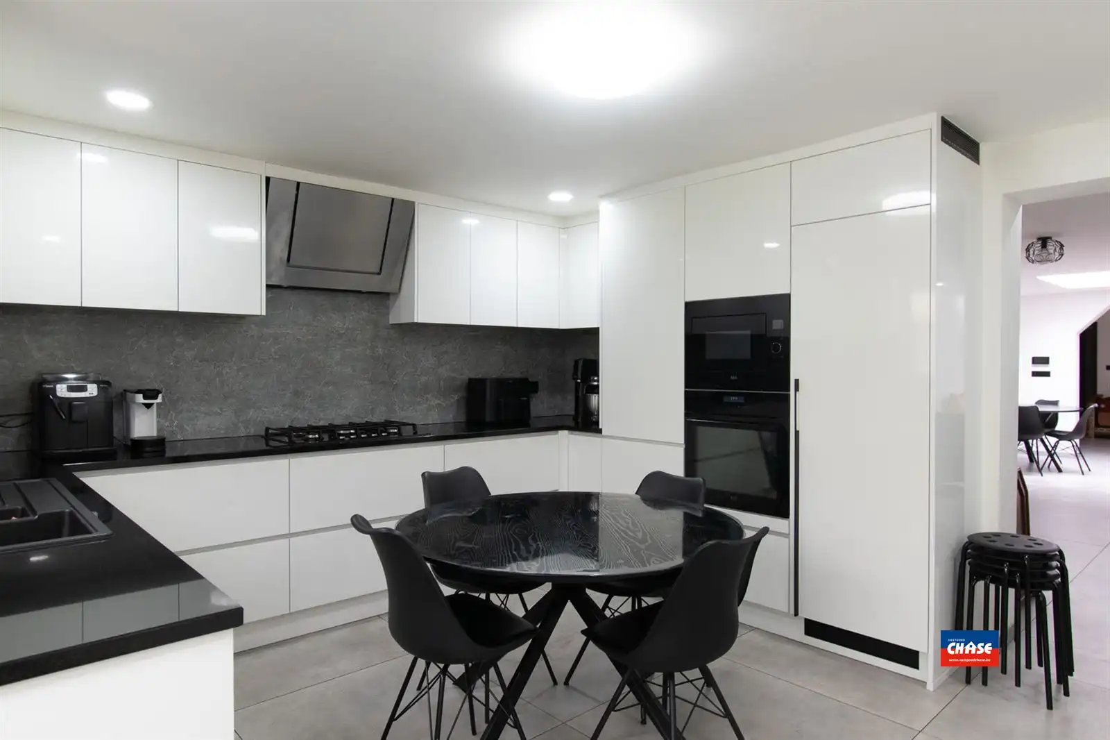 Gerenoveerde rijwoning met 4/5 slaapkamers en grote tuin foto 6