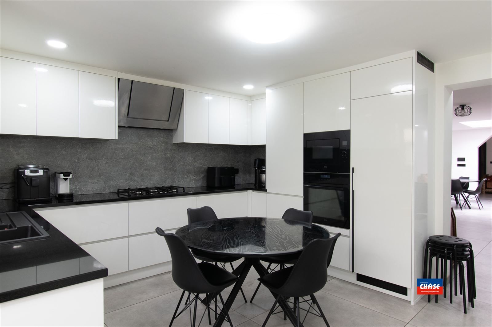 Gerenoveerde rijwoning met 4/5 slaapkamers en grote tuin foto 6