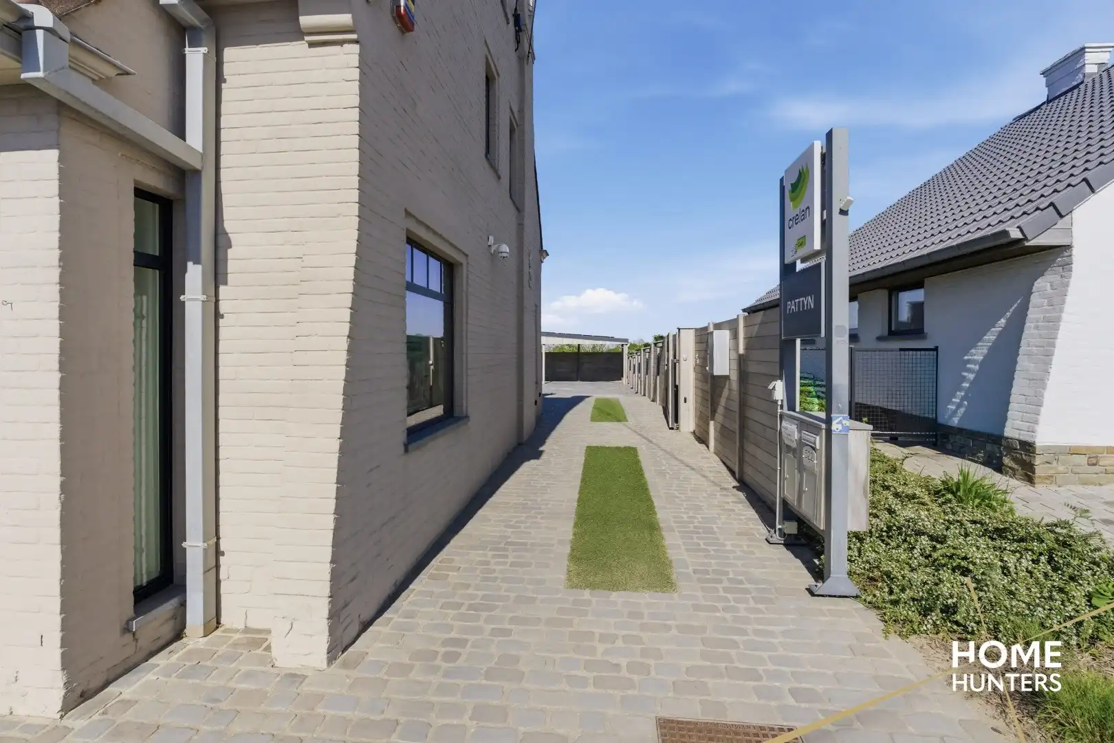 Veelzijdig handelspand met luxueus appartement en dubbele garage in Boezinge foto 2