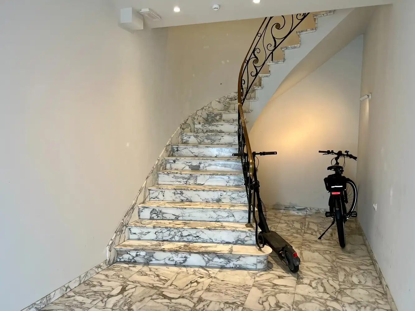 Ruim, vernieuwd appartement met 2 slaapkamers! foto 11