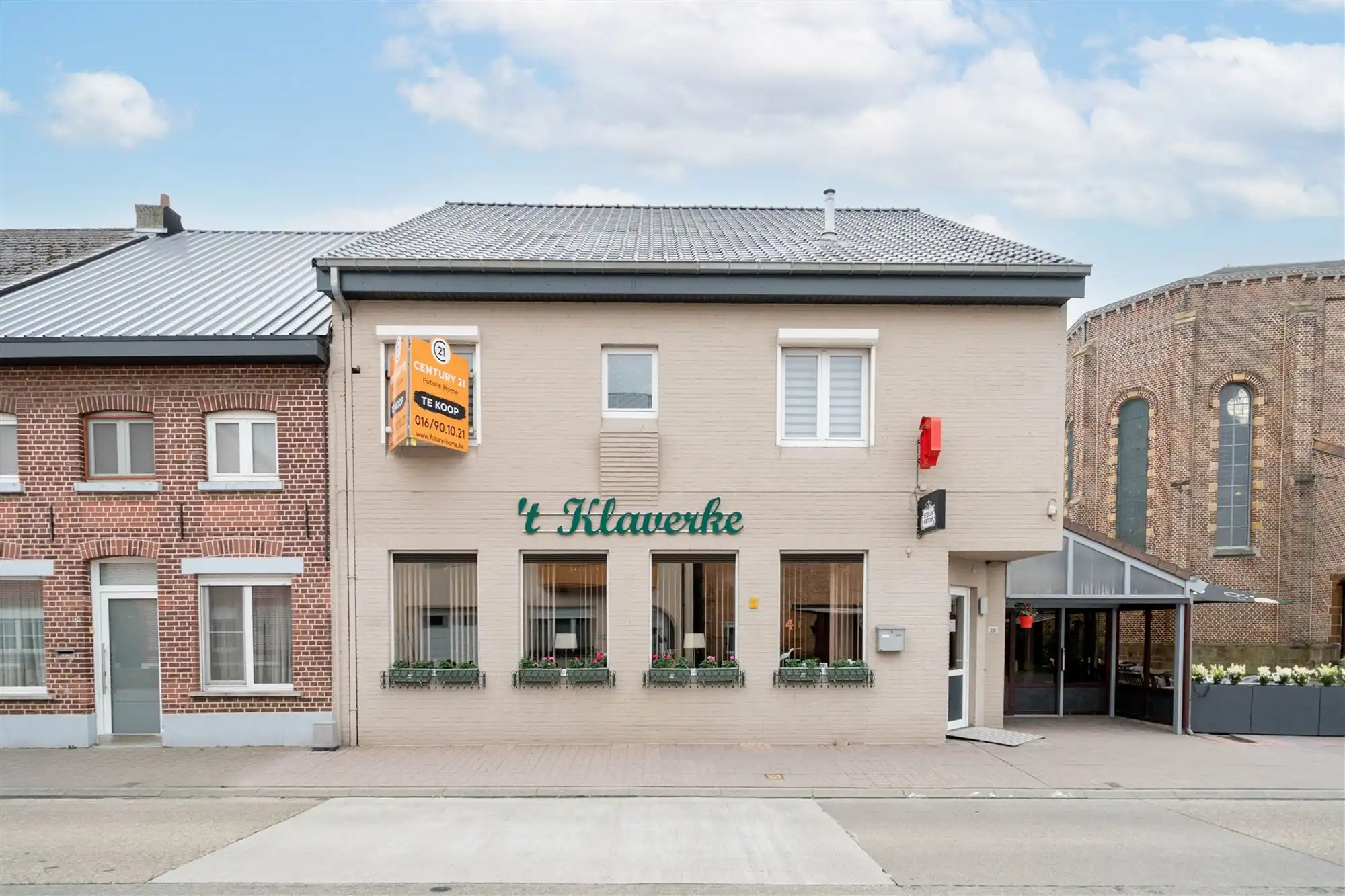 Prachtig handelspand met zaal en ruim appartement te koop! foto {{pictureIndex}}